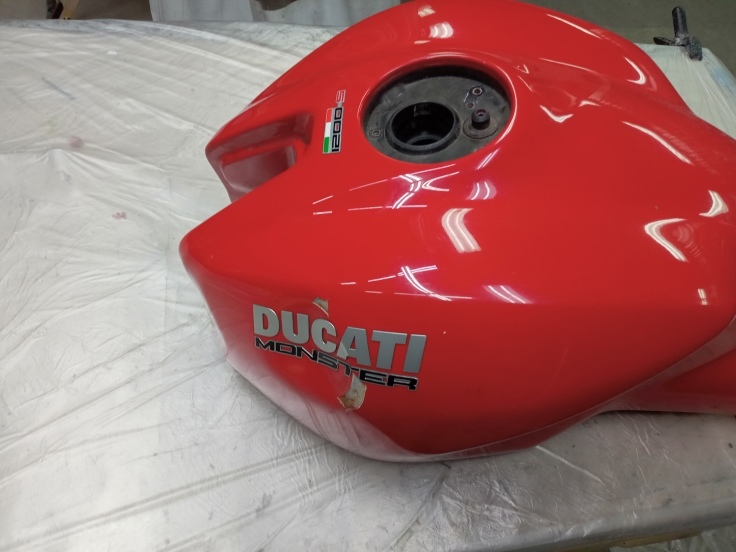 ducati monster ガソリンタンク