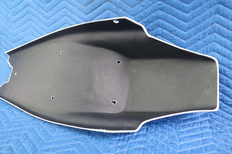 FRP製シートカウルの裏側まできれいに塗装